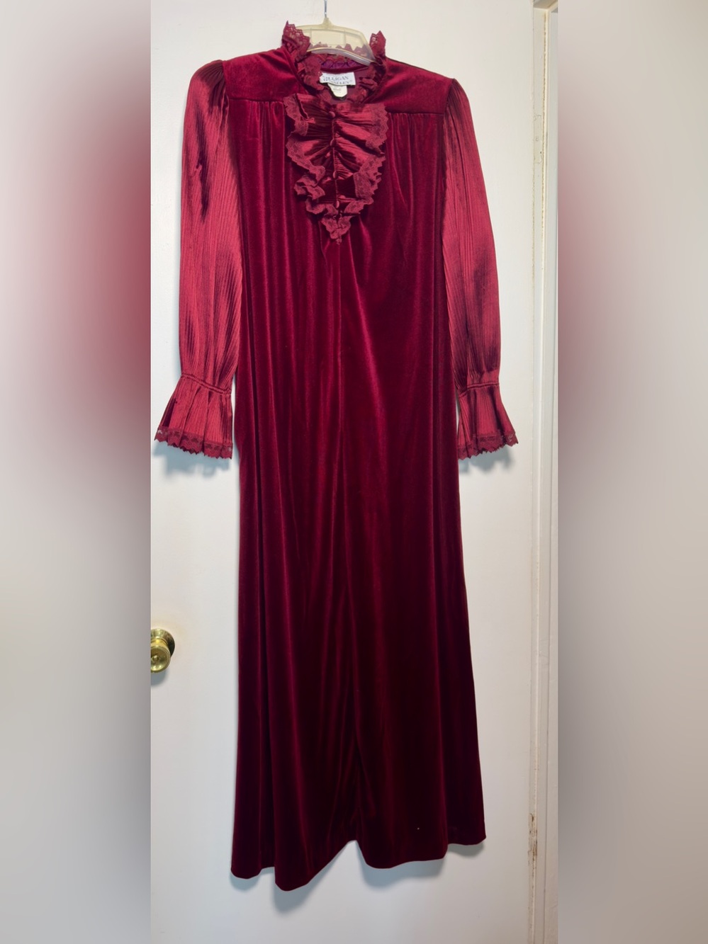 Gilligan & O'Malley Burgundy Velvet Ruffle-Front Nightgown Sz M